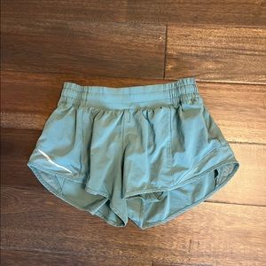 Lululemom hottie hot 2.5 lowrise shorts